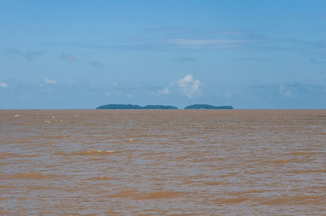 Les Îles du Salut aperçues à l'horizon depuis la côte de la Pointe Pollux, point de départ des excursions en bateau depuis Kourou