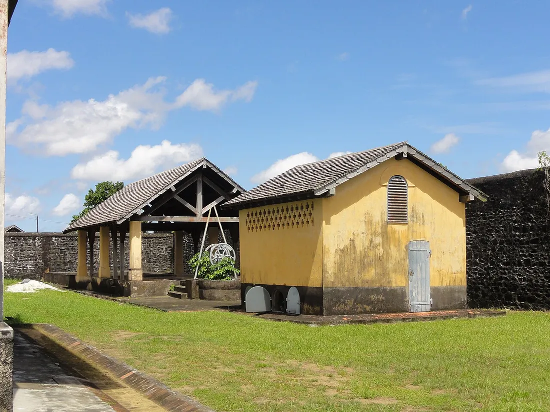 Bâtiments jaunes du Camp de la Transportation, ancien bagne classé patrimoine de Saint-Laurent-du-Maroni en Guyane