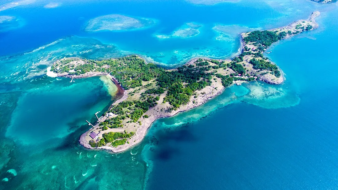 Vue aérienne de l'Îlet Long et des fonds blancs environnants du François en Martinique, bancs de sable et lagon turquoise
