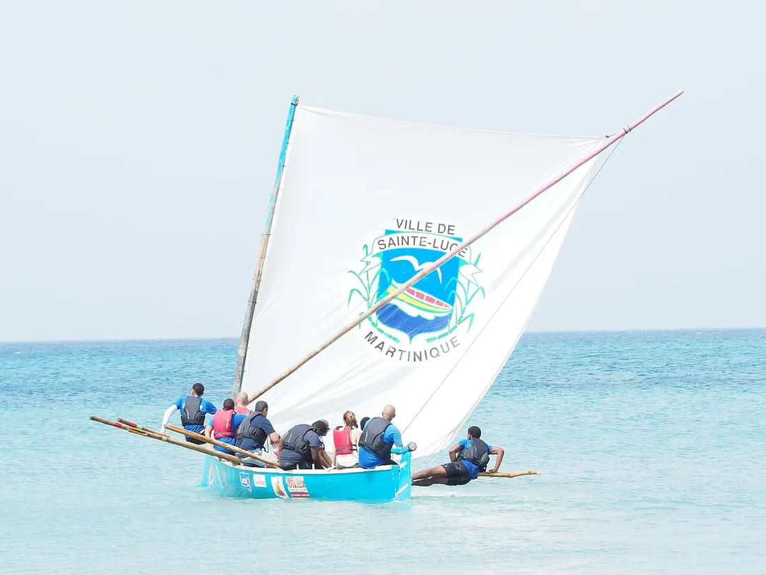 Gommier traditionnel de Sainte-Luce naviguant à la voile lors de la fête de la mer en Martinique