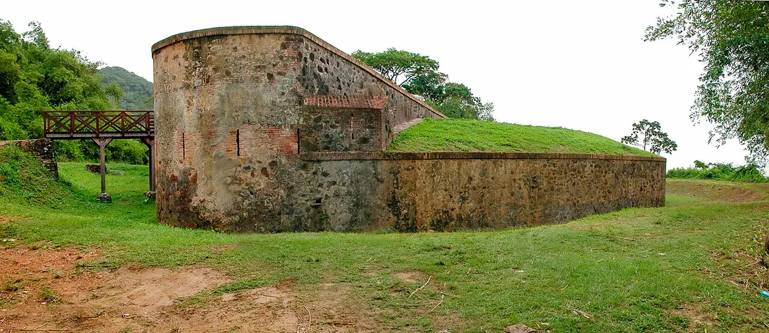 Bastion en pierre du Fort Diamant en Guyane, avec sa tour arrondie et son rempart engazonné dominant l'estuaire de Cayenne