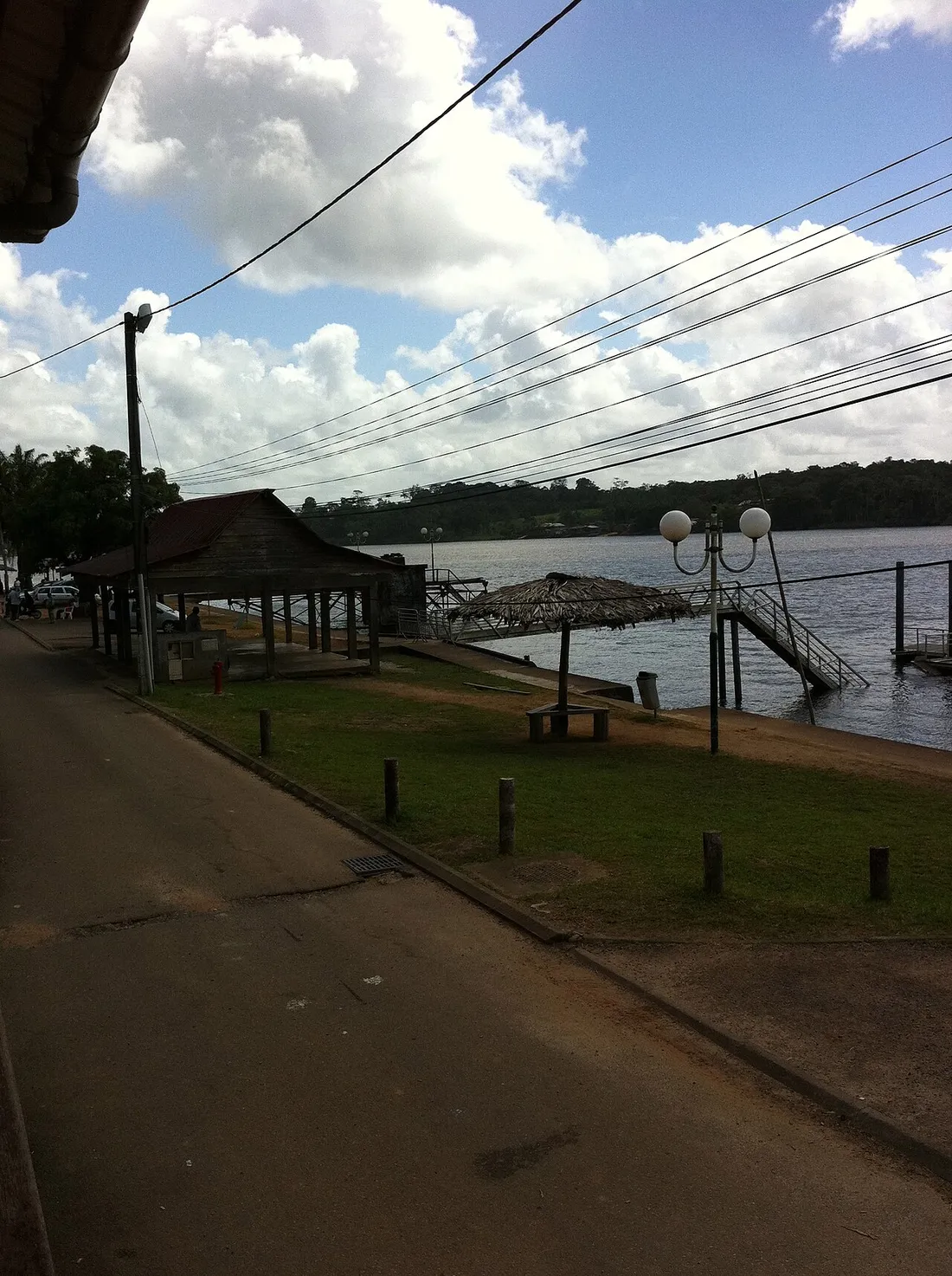Le bourg de Saint-Georges de l'Oyapock au bord du fleuve, en Guyane française