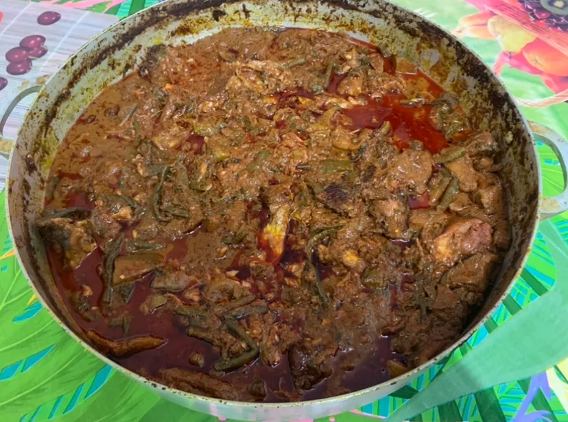 Bouillon d'awara mijoté dans une marmite, plat emblématique de la gastronomie créole de Guyane