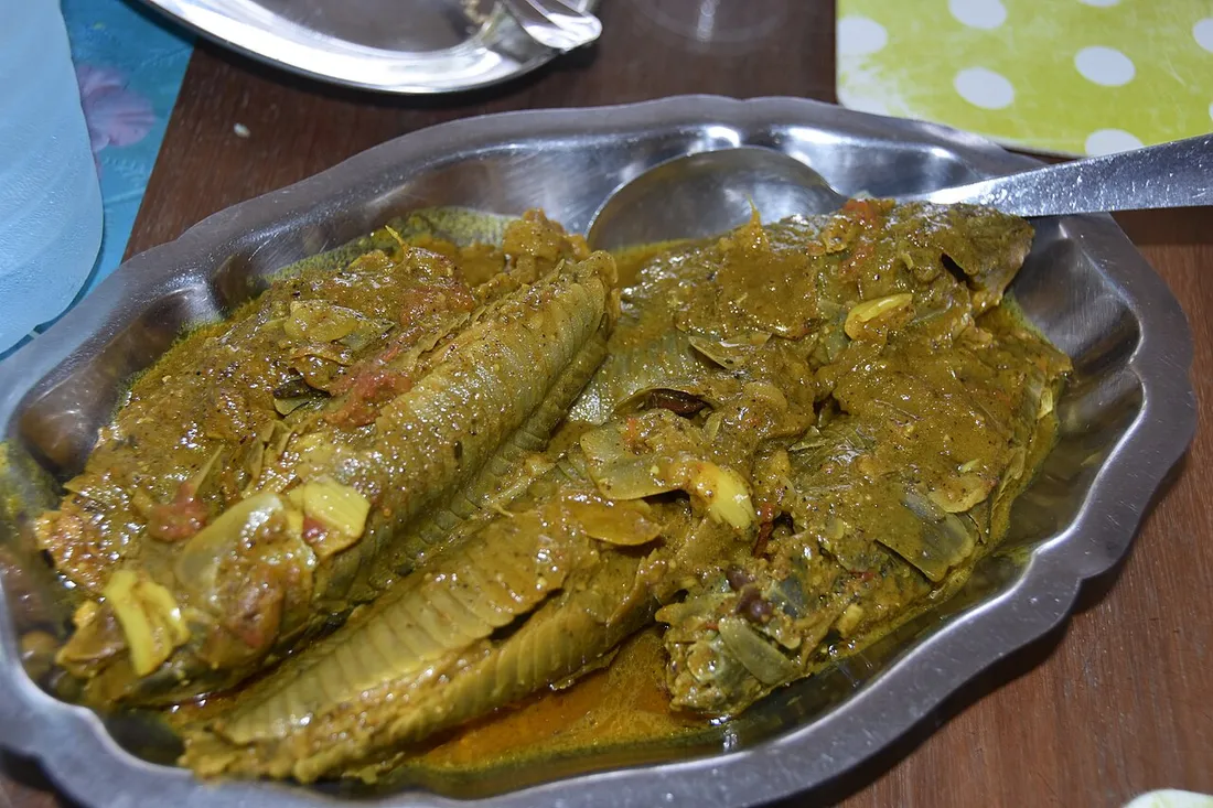 Atipa mijoté, plat de poisson typique de la cuisine créole guyanaise, servi dans un plat en métal