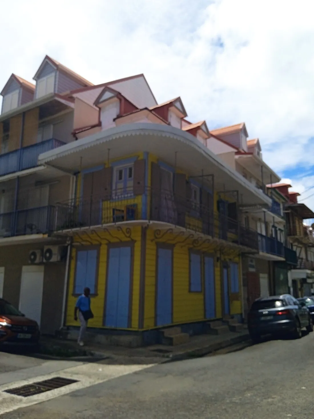 Maison creole coloree a deux etages dans une rue de Pointe-a-Pitre, en Guadeloupe
