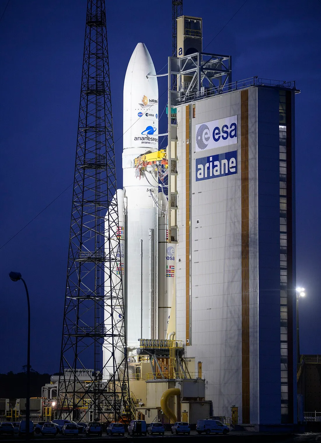 Fusée Ariane 5 dressée sur son pas de tir au Centre Spatial Guyanais de Kourou, en Guyane, au crépuscule