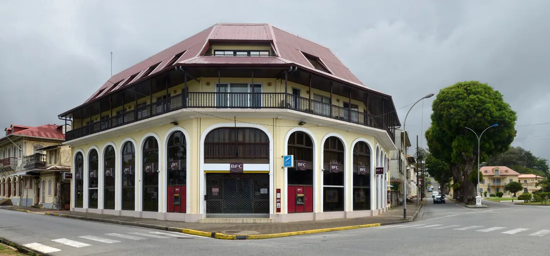 Architecture coloniale creole du centre-ville de Cayenne, capitale de la Guyane, sur la place des Palmistes