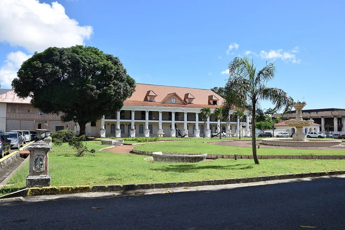 Façade de la préfecture de Cayenne