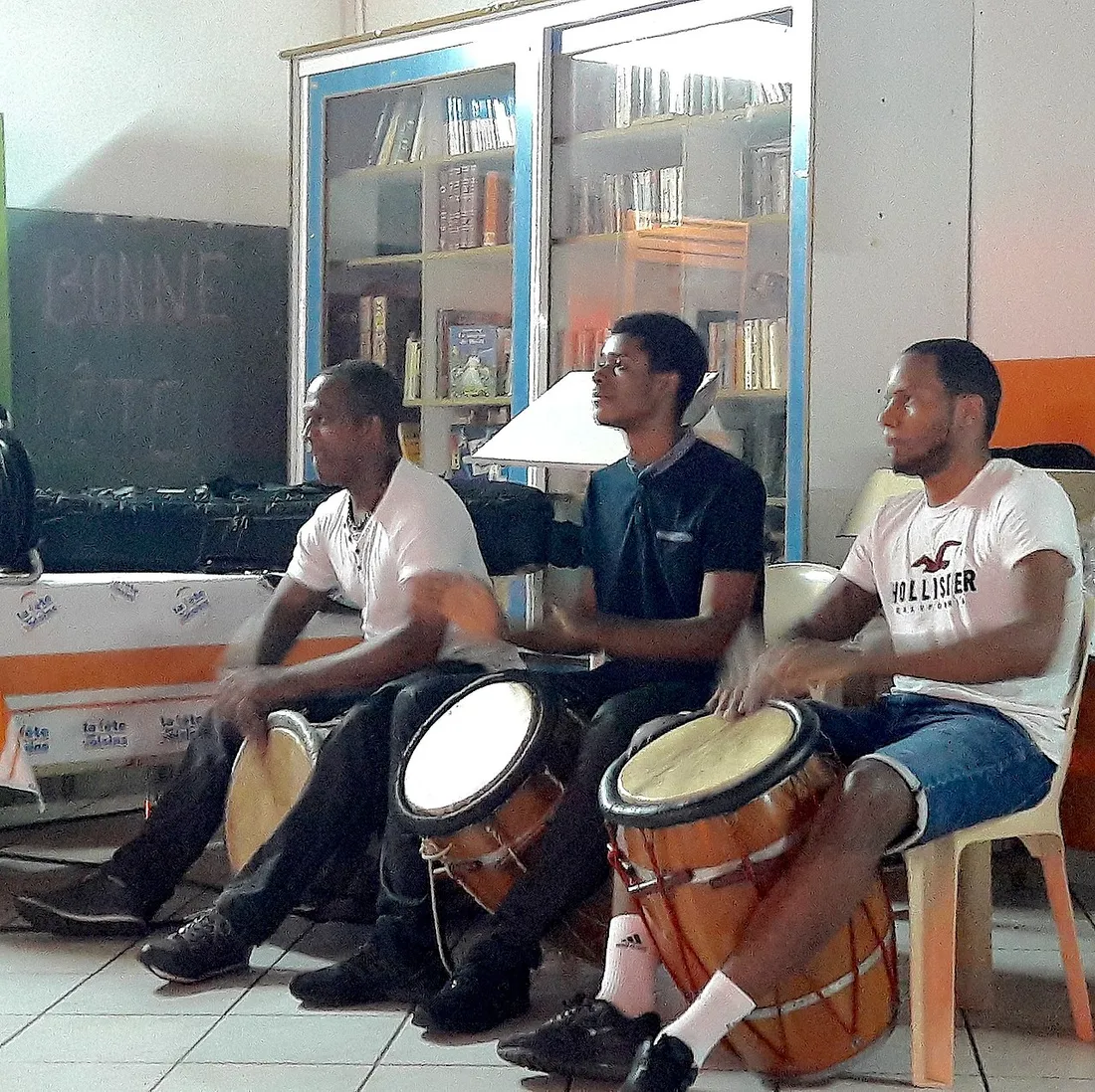 Trois musiciens jouant du tambour ka lors d'une fête de quartier à Grande Ravine, au Gosier en Guadeloupe