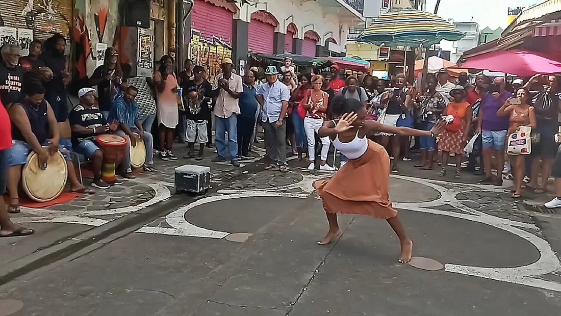 Danse de gwo ka dans la rue avec tambouyé et public formant le cercle, scène de léwoz en Guadeloupe