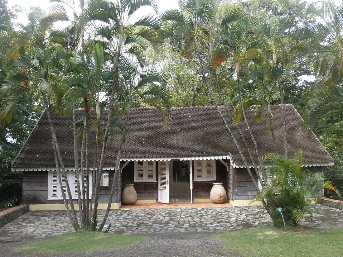 La Maison Creole de l'Habitation Clement au Francois, en Martinique, encadree de palmiers royaux dans son jardin
