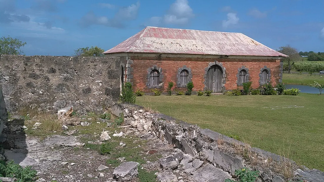 Ruines de l'habitation sucriere Roussel-Trianon a Marie-Galante : batiment en briques et murs de pierre d'une ancienne plantation de canne en Guadeloupe
