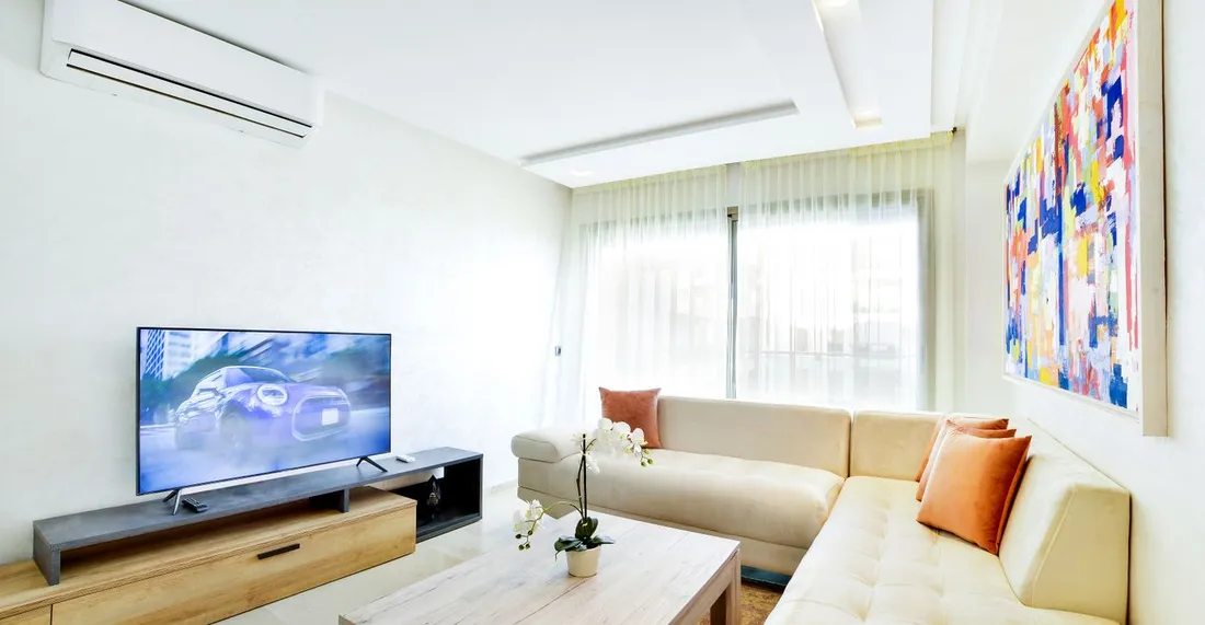 Salon lumineux d'un appartement meublé et climatisé, prêt à accueillir une équipe