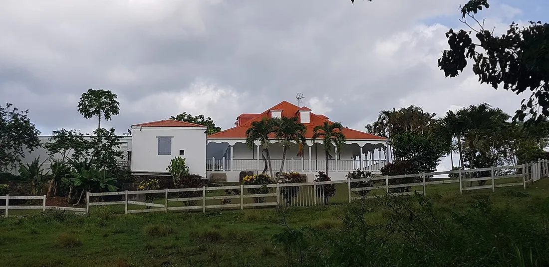 Habitation-sucrerie La Ramée à Sainte-Rose en Guadeloupe, grande maison de maître coloniale à galerie et toit rouge