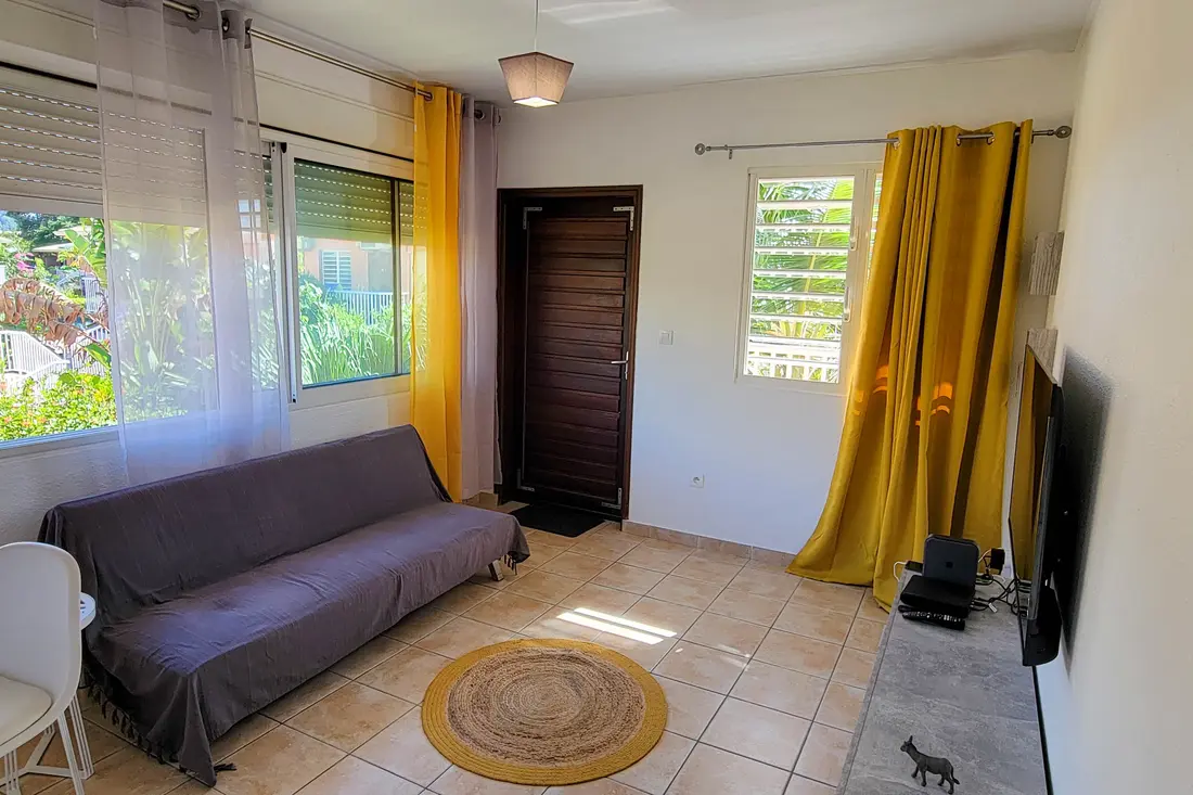 Quarto de um apartamento Cayenne Chic com cama de casal, ar-condicionado e cortinas claras