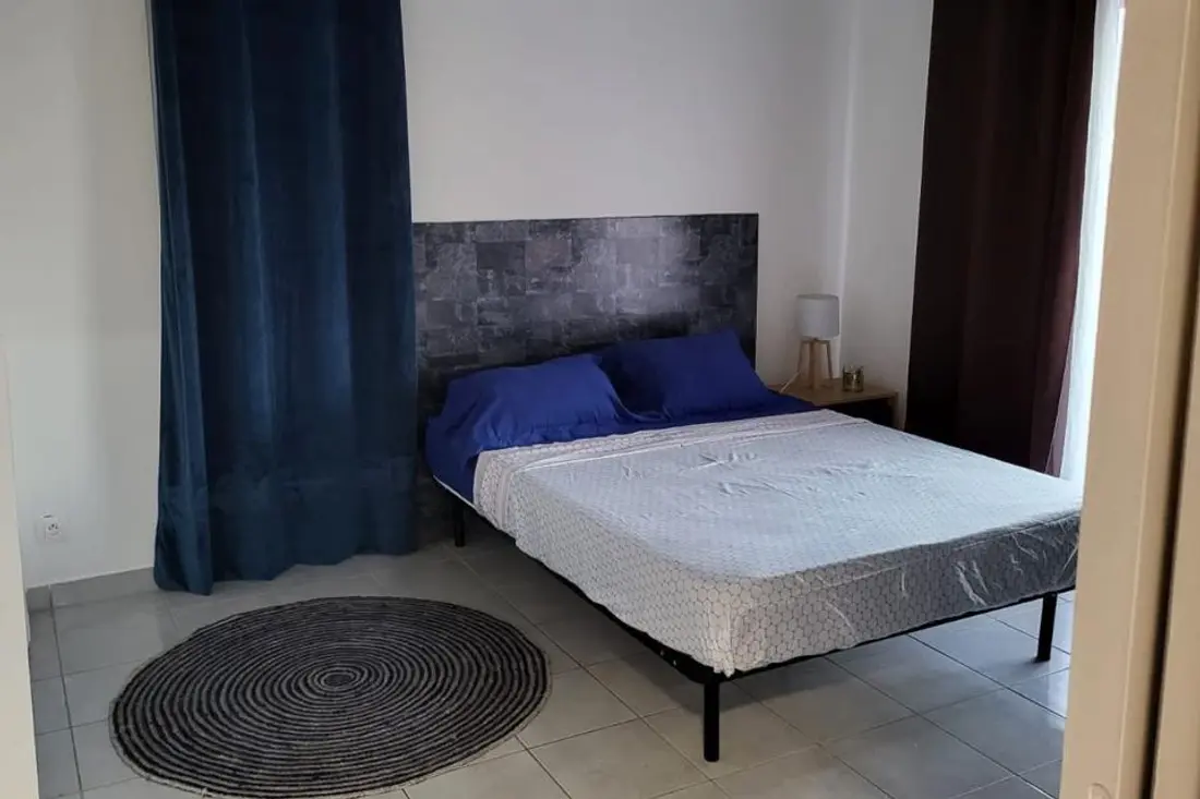 Sala do Yana Chic, em Caiena, com sofá, mesa e janela ampla