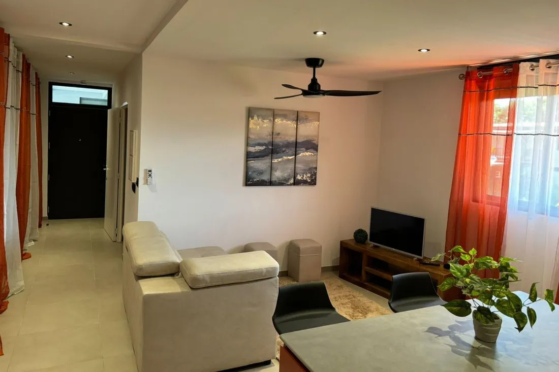 Séjour d'un appartement de la Résidence Francis à Cayenne, canapé et coin télévision