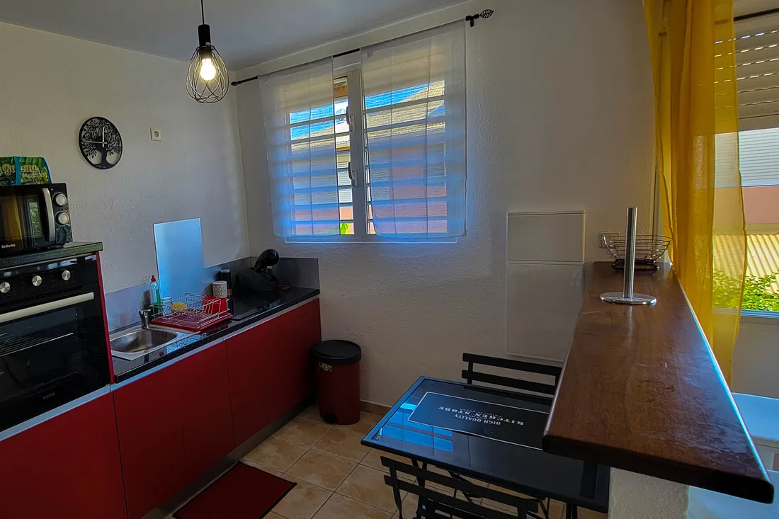 Cuisine d'un appartement Cayenne Chic avec four, plan de travail et table