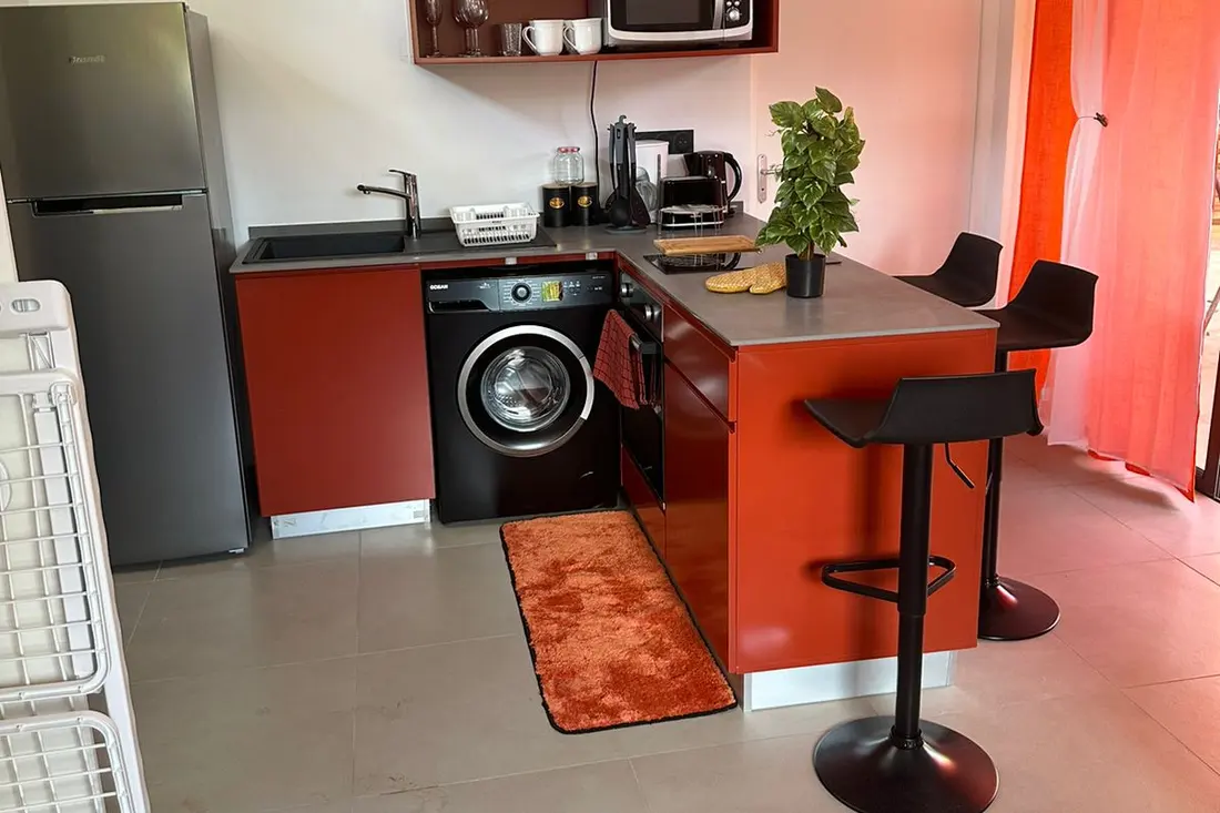 Coin cuisine équipé d'un studio de la Résidence Francis avec lave-linge et bar