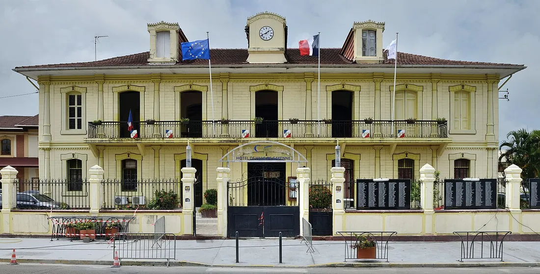 Hôtel de ville de Cayenne, bâtiment colonial jaune à arcades sur la place centrale, en Guyane