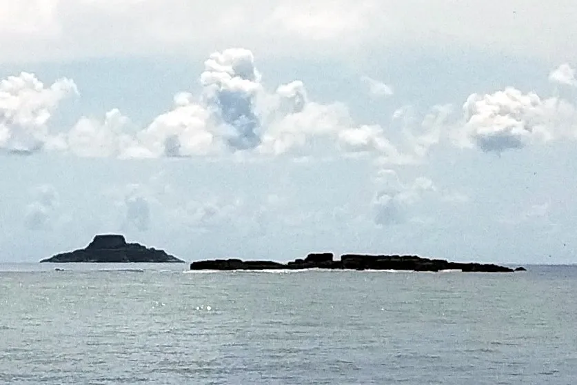 Les îlots rocheux du Grand et du Petit Connétable émergeant de l'océan au large de la Guyane, coeur de l'unique réserve naturelle marine du territoire