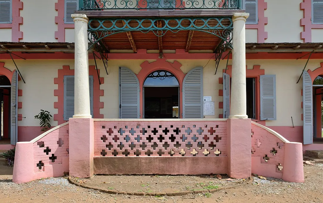 Bâtiment colonial rose abritant le musée du bagne sur l'Île Royale, aux Îles du Salut en Guyane