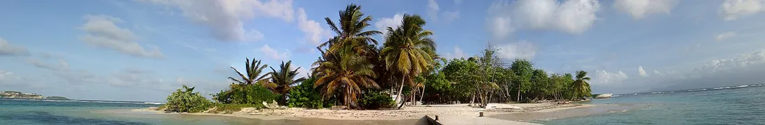 Vue panoramique de l'Ilet du Gosier en Guadeloupe avec sa plage de sable, ses cocotiers et l'eau turquoise du lagon