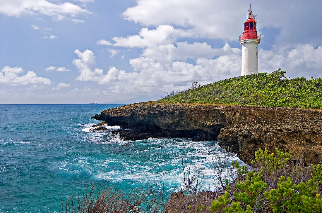 Le phare rouge et blanc de l'Ilet du Gosier dominant les falaises et la mer des Caraïbes en Guadeloupe