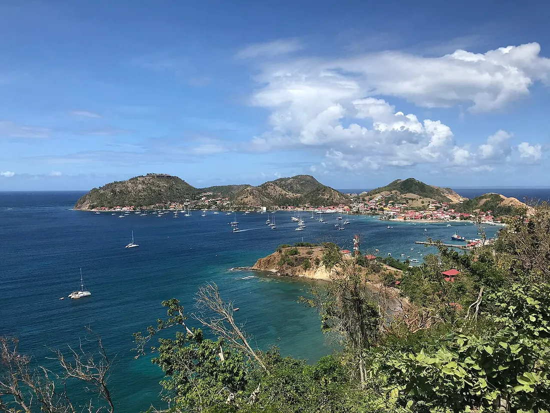 Panorama de la baie de Terre-de-Haut aux Saintes, avec voiliers au mouillage et le bourg en arriere-plan, archipel du Sud de la Guadeloupe