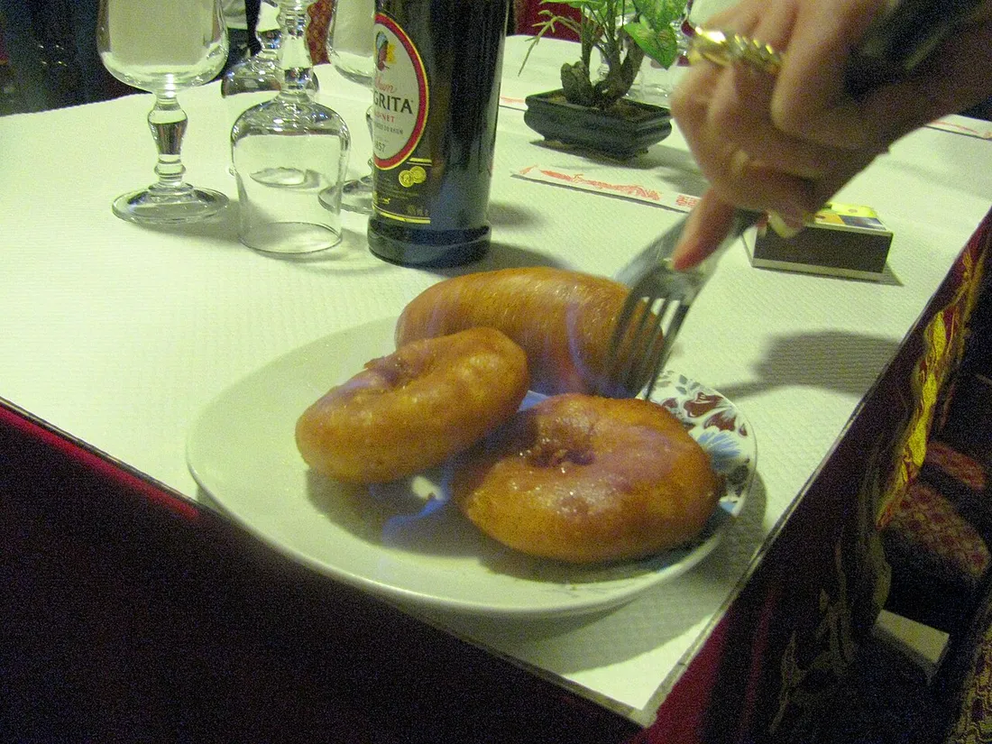 Assiette de beignets de fruits flambés, dessert créole typique de la cuisine guadeloupéenne
