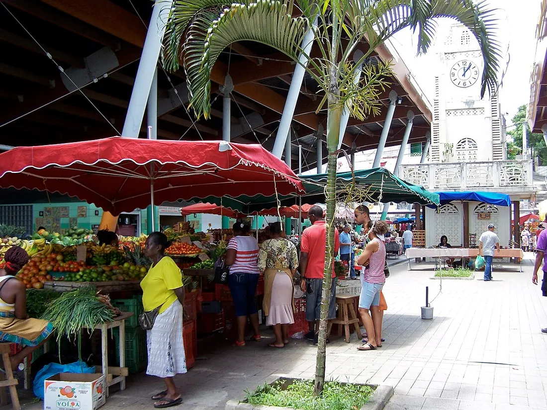Marché couvert animé de Basse-Terre en Guadeloupe avec étals de fruits et légumes tropicaux