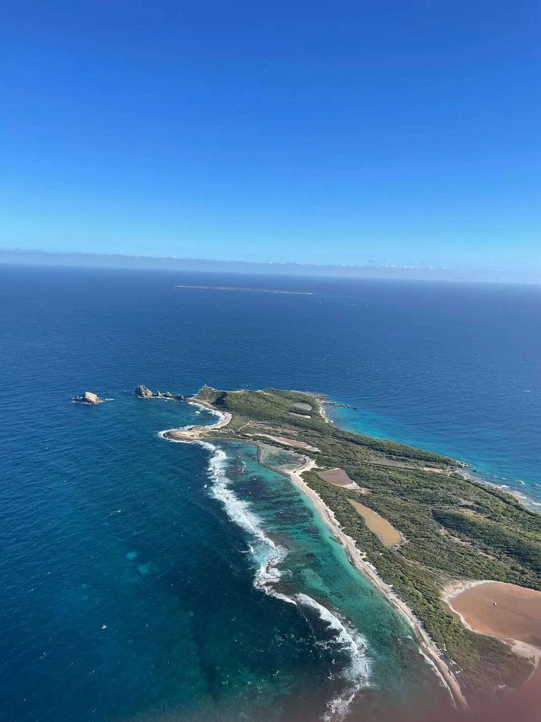 Vue aérienne de la Pointe des Châteaux, l'extrémité est de la Grande-Terre en Guadeloupe, avec sa langue rocheuse cernée par l'océan turquoise