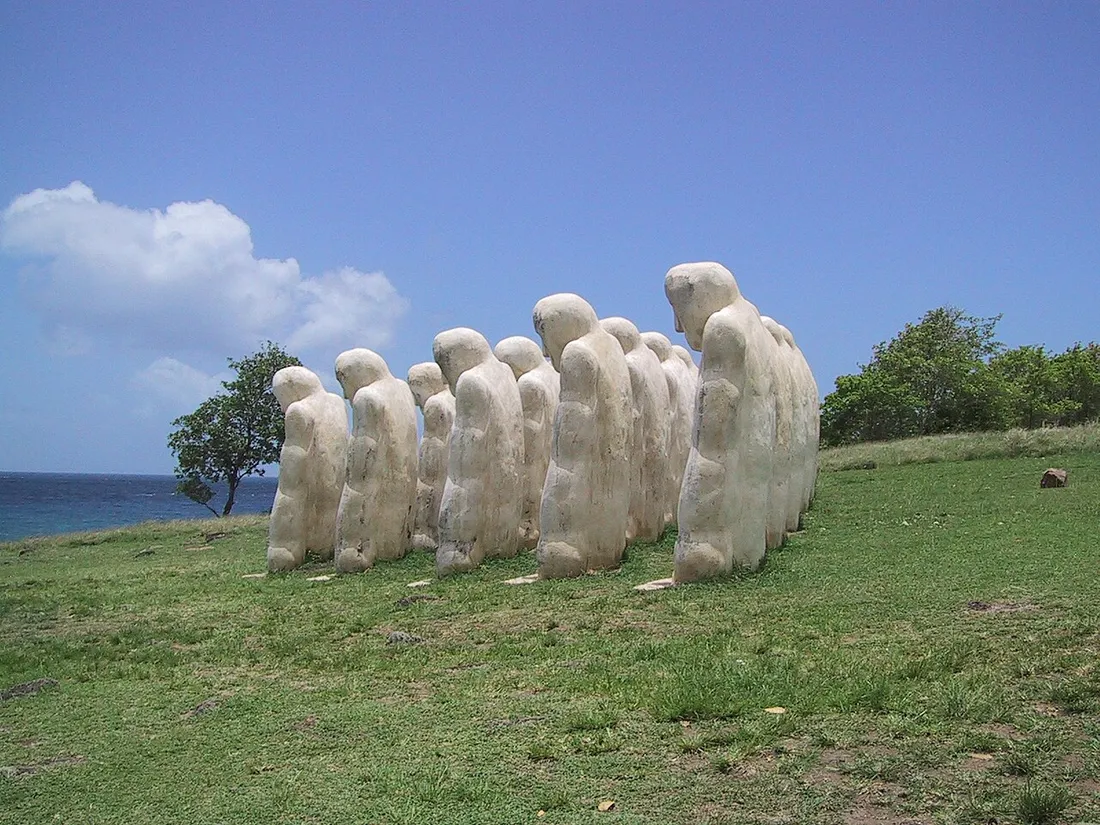 Le Mémorial Cap 110 du Diamant en Martinique : ses quinze statues blanches en béton tournées vers la mer des Caraïbes