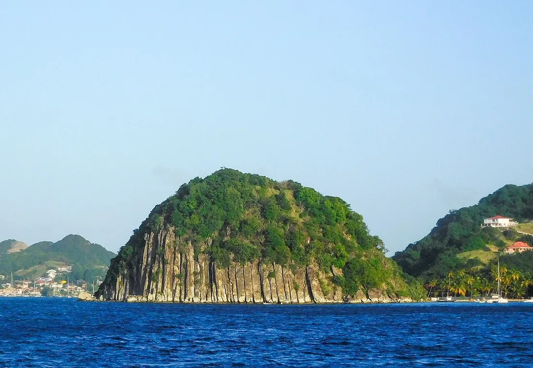 Le rocher du Pain de Sucre, formation basaltique emblématique de Terre-de-Haut, devant le bourg des Saintes en Guadeloupe