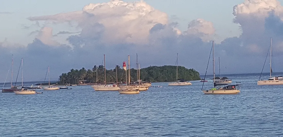 Îlet du Gosier et son phare au large de la commune du Gosier, avec voiliers au mouillage dans la baie