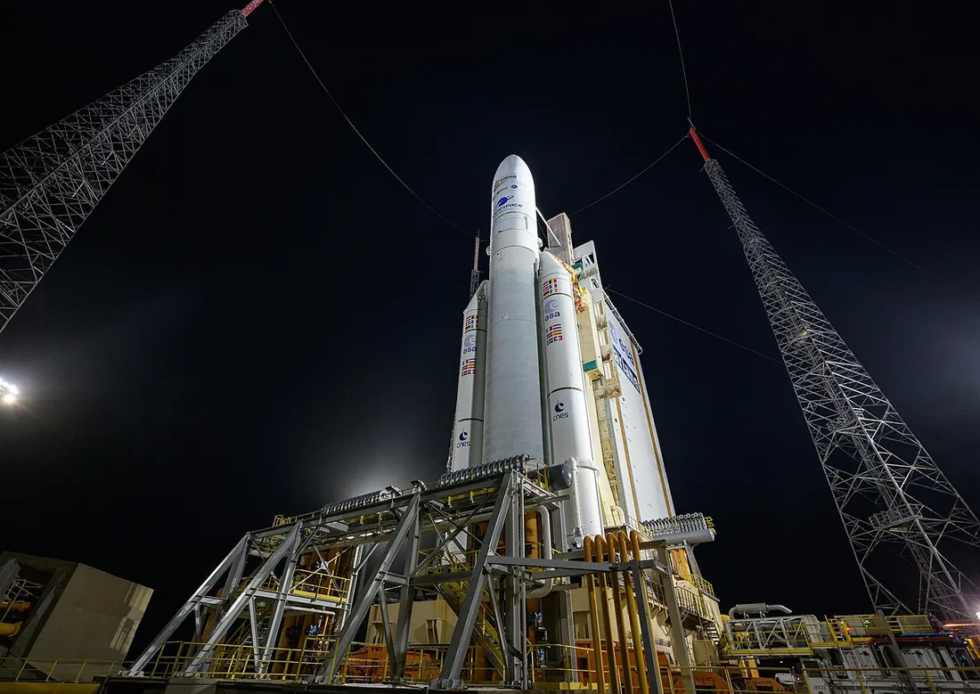 Fusee Ariane 5 dressee sur son pas de tir au Centre Spatial Guyanais de Kourou, eclairee de nuit
