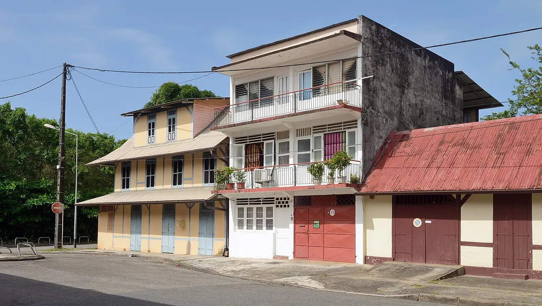 Maisons créoles à étages de la rue Guizan à Cayenne, en Guyane, avec balcons et logements superposés