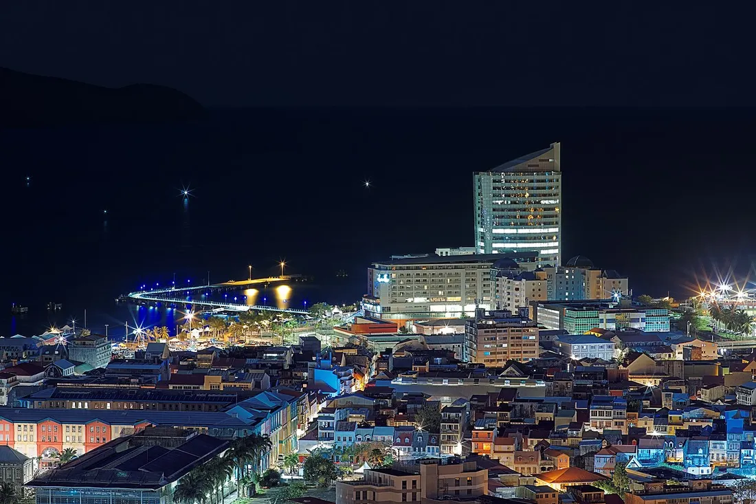 Vue nocturne du centre-ville de Fort-de-France en Martinique, avec la tour de bureaux de la Pointe Simon et le front de mer illuminés