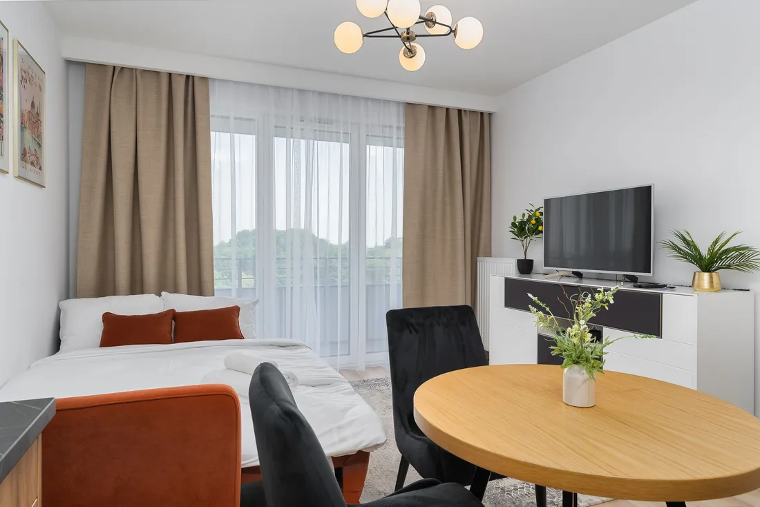 Studio meublé et équipé avec lit, coin repas et télévision, type de logement proposé aux remplaçants santé en mission en Martinique