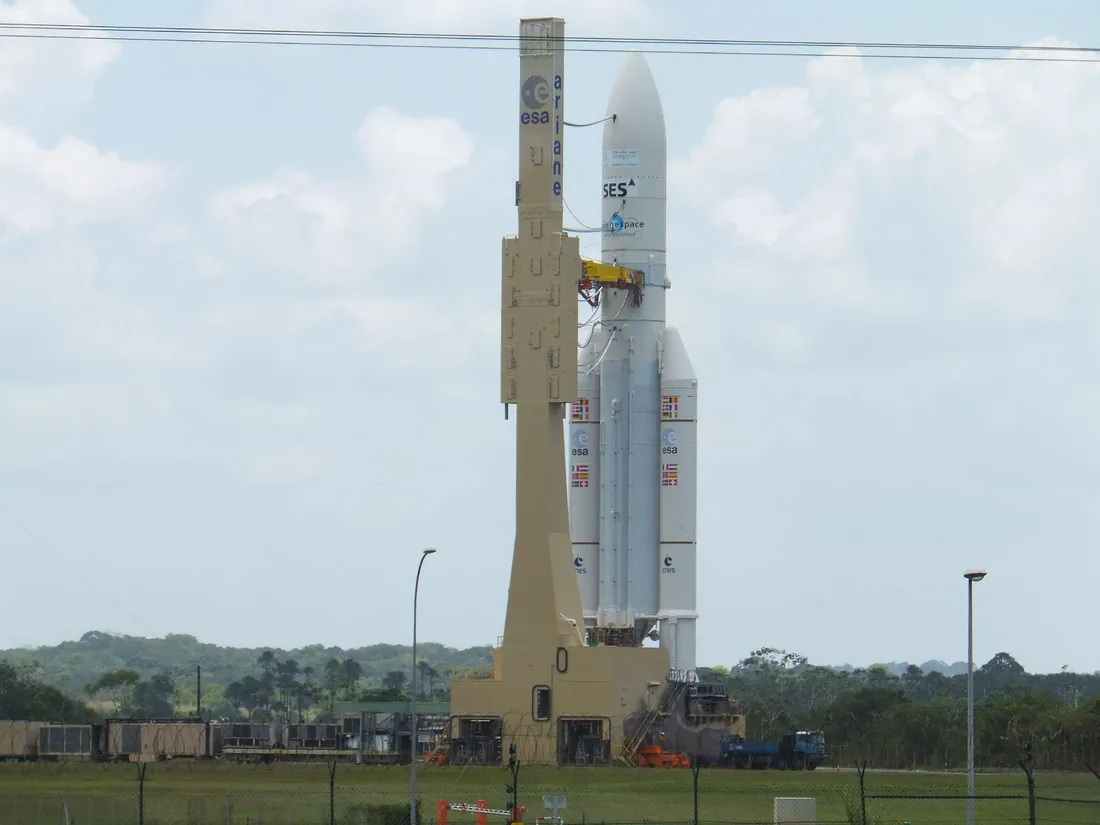 Fusée Ariane 5 ECA dressée sur son pas de tir entouré de la forêt guyanaise au Centre spatial de Kourou avant un lancement