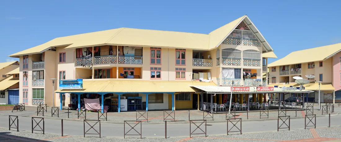 Immeuble d'habitation avec appartements et balcons au centre-ville de Kourou en Guyane, commerces en rez-de-chaussee