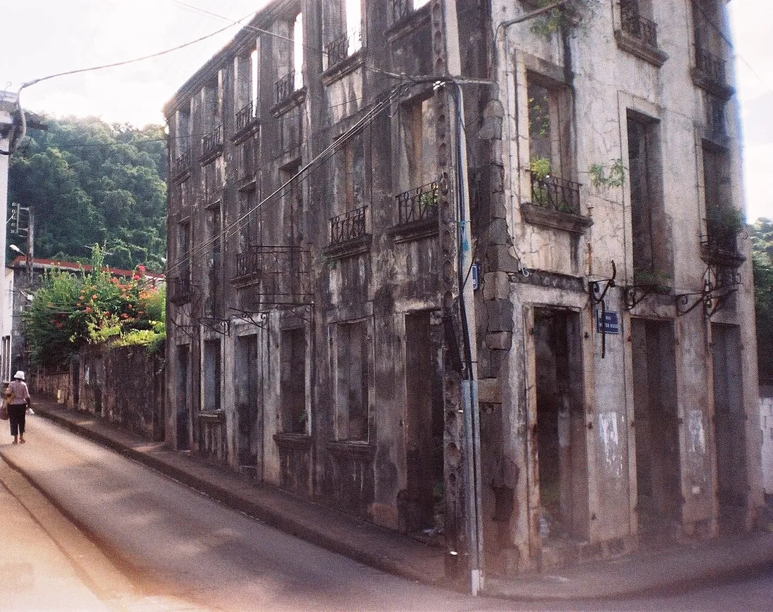 Ruines d'un immeuble en pierre à Saint-Pierre en Martinique, vestige de la ville détruite par l'éruption de la montagne Pelée en 1902