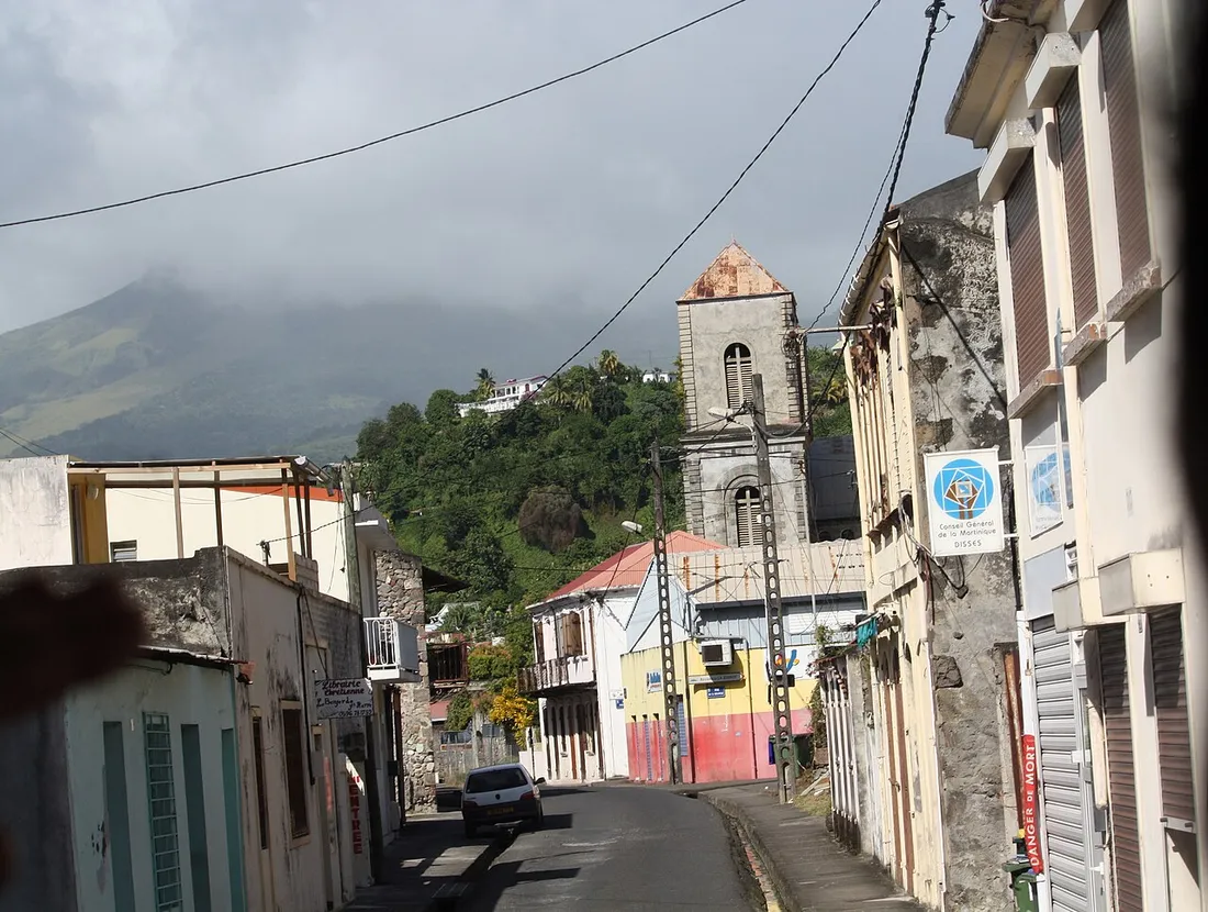La montagne Pelée dominant les rues et l'église de Saint-Pierre en Martinique, le volcan à l'origine de l'éruption de 1902