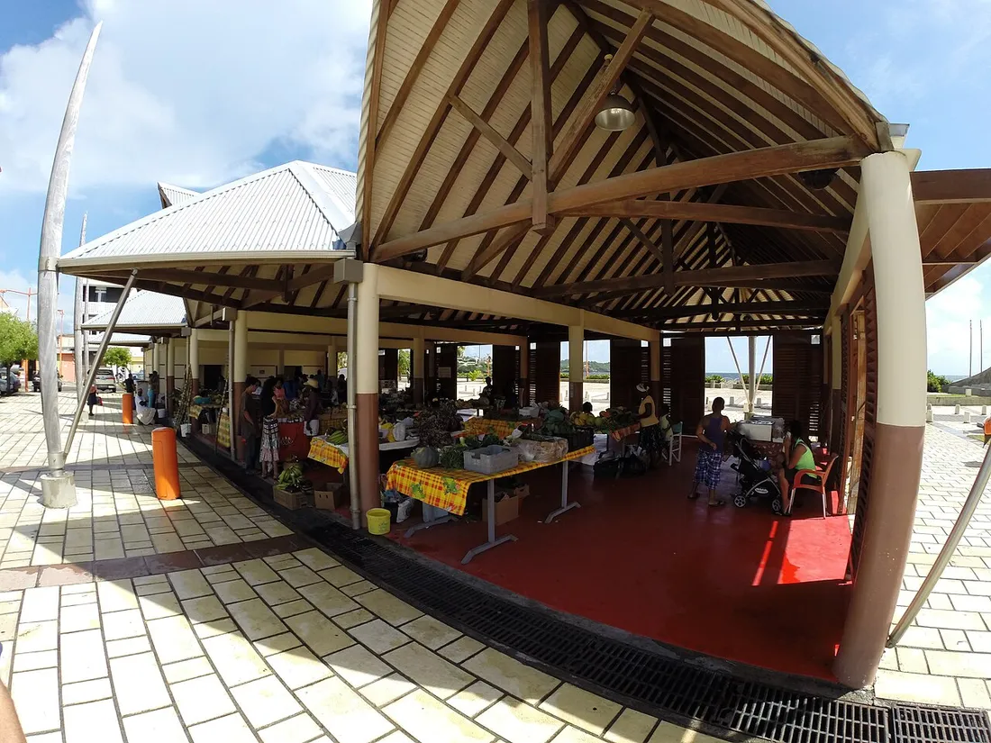 Marché couvert de fruits et légumes au Vauclin en Martinique, étals colorés de produits locaux pour manger frais et bon marché