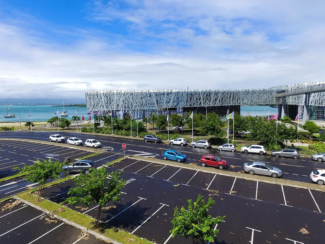 Vue du Mémorial ACTe à Pointe-à-Pitre en Guadeloupe, avec sa façade argentée en résille métallique surplombant le front de mer