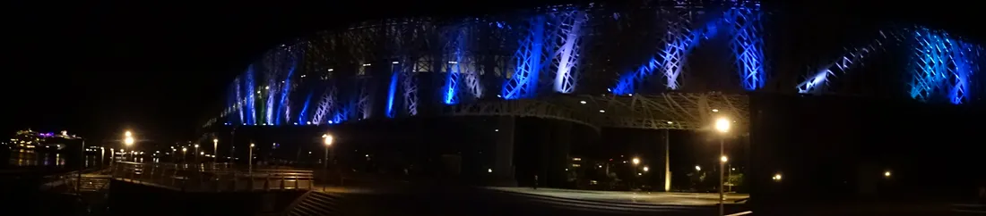 Façade en résille du Mémorial ACTe illuminée en bleu de nuit, à Pointe-à-Pitre en Guadeloupe