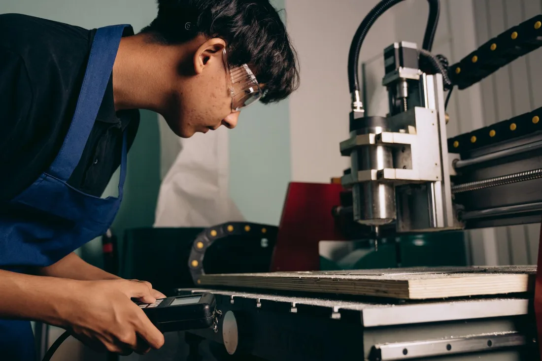 Opérateur concentré conduisant une machine-outil, lunettes de protection sur les yeux