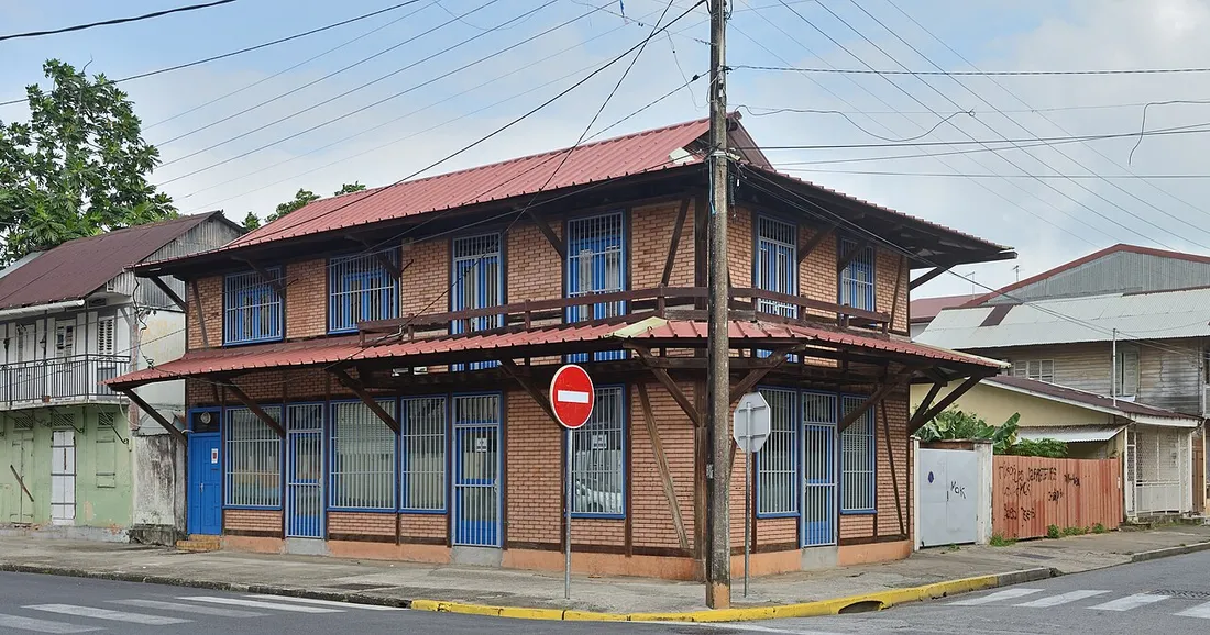 Maison creole en briques et pans de bois a l'angle de l'avenue Leopold Heder a Cayenne, en Guyane