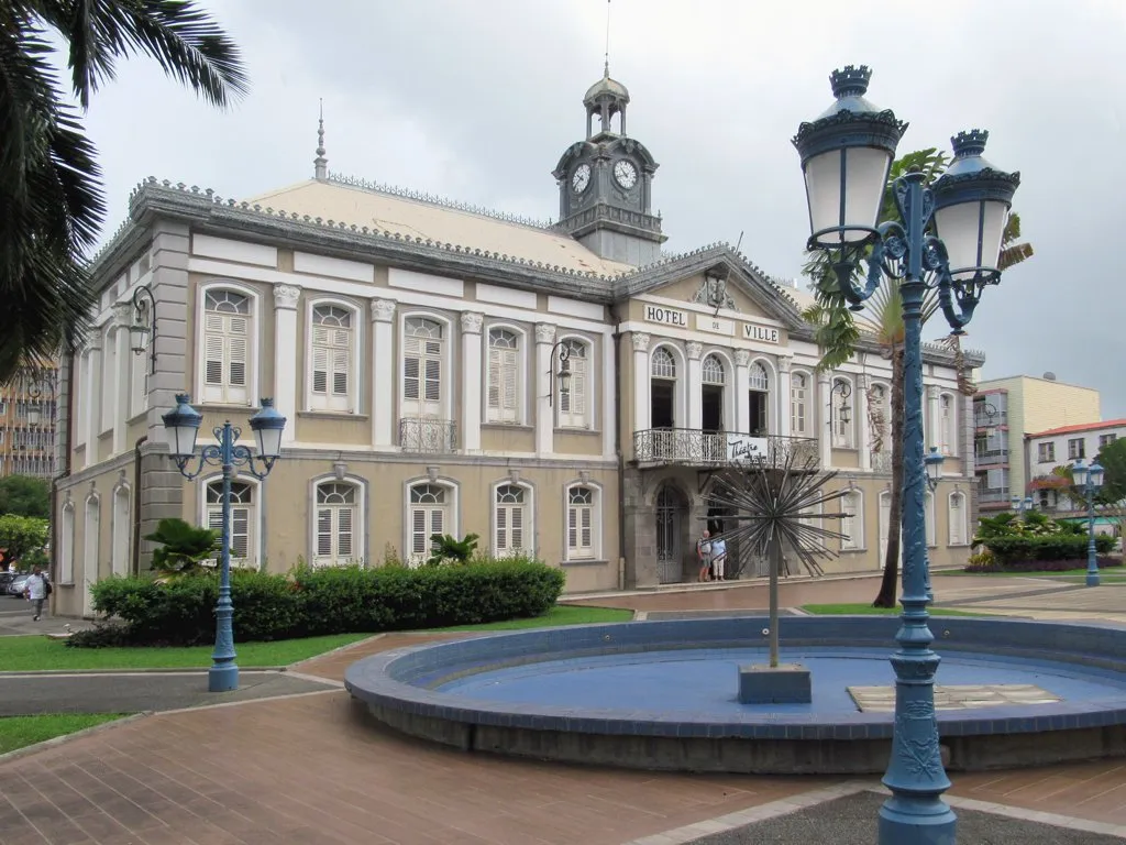 Hôtel de ville de Fort-de-France en Martinique, façade coloniale portant l'inscription HOTEL DE VILLE