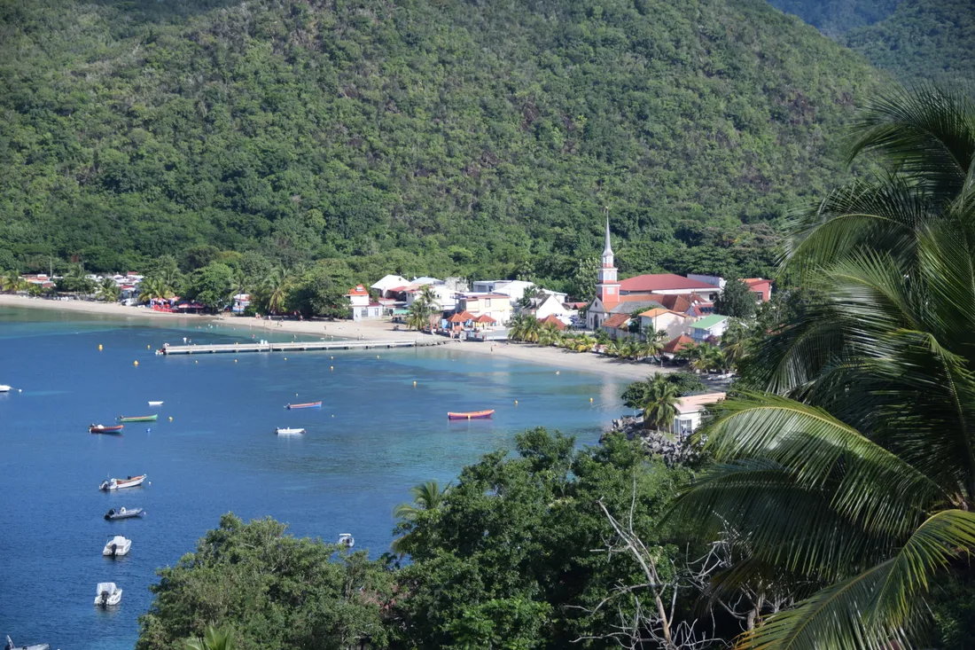 Vue du village des Anses-d'Arlet en Martinique avec ses maisons en bord de mer, contexte d'un investissement locatif meuble dans l'ile